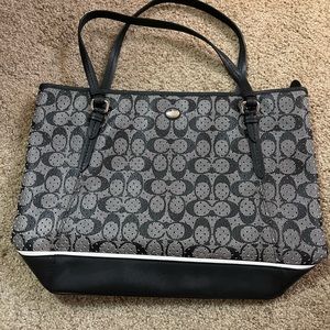 Coach purse in excellent condition new condition